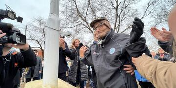 Luis Maldonado cumplió su sueño de izar la bandera en la plaza que lleva su nombre.