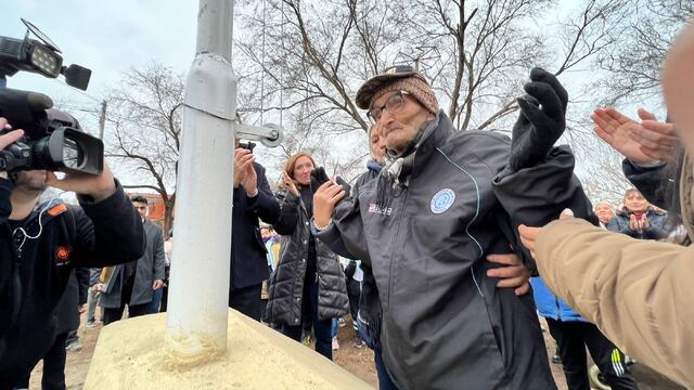 Luis Maldonado cumplió su sueño de izar la bandera en la plaza que lleva su nombre.