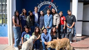 El team femenino de la Escuela de Educación Técnica nº 1 “General Manuel Nicolás Savio” de la ciudad de Palpalá para el Desafío Eco YPF 2025, posando con el gobernador Carlos Sadir.