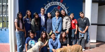 El team femenino de la Escuela de Educación Técnica nº 1 “General Manuel Nicolás Savio” de la ciudad de Palpalá para el Desafío Eco YPF 2025, posando con el gobernador Carlos Sadir.