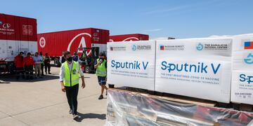 Las vacunas Sputnik V son trasladadas hacia los camiones refrigerados a -18°C para luego ser llevadas a un frigorífico.