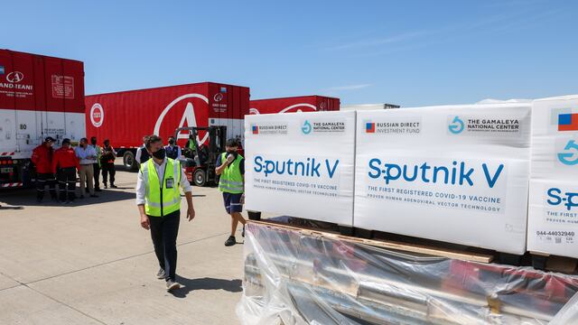 Las vacunas Sputnik V son trasladadas hacia los camiones refrigerados a -18°C para luego ser llevadas a un frigorífico.