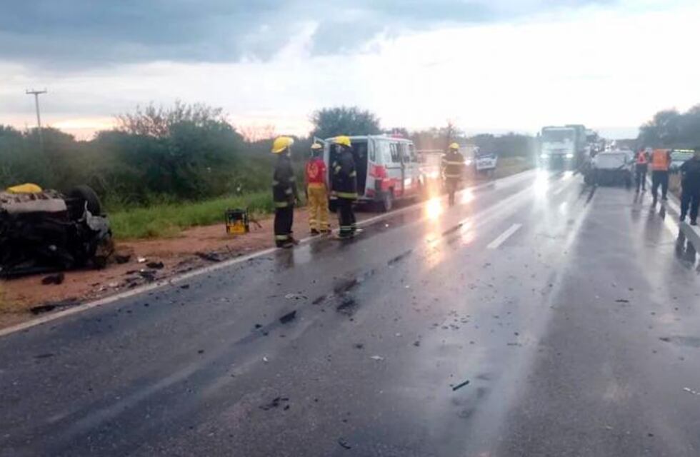Un choque frontal dejó un saldo de dos muertos y cinco heridos en San José de las Salinas