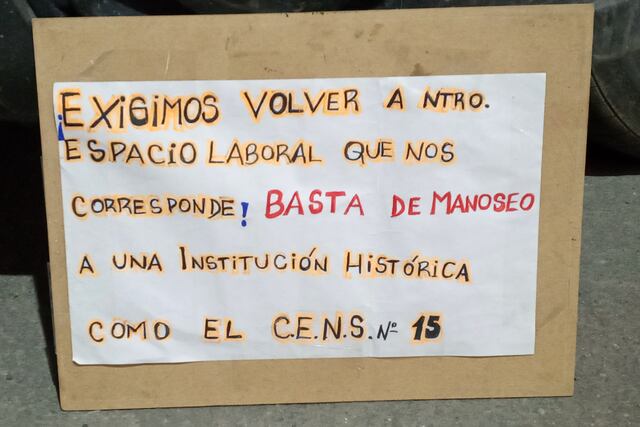 Ushuaia: insólita manifestación del CENS 15 a la espera de una respuesta