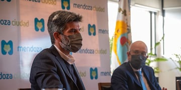 El intendente de la Municipalidad de la Ciudad, Ulpiano Suarez junto al subgerente general de Buenos Aires del Banco nación, Fabián Ruggeri tras firmar el convenio. Gentileza MCM