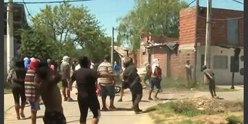 Vecinos atacaron la casa de un presunto narco en el barrio Los Pumitas.