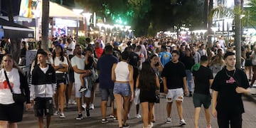 Turismo en el centro de Villa Carlos Paz durante el fin de semana largo de carnaval 2025.