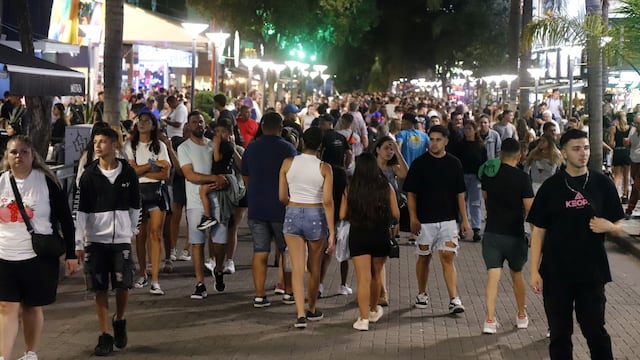 Turismo en el centro de Villa Carlos Paz durante el fin de semana largo de carnaval 2025.