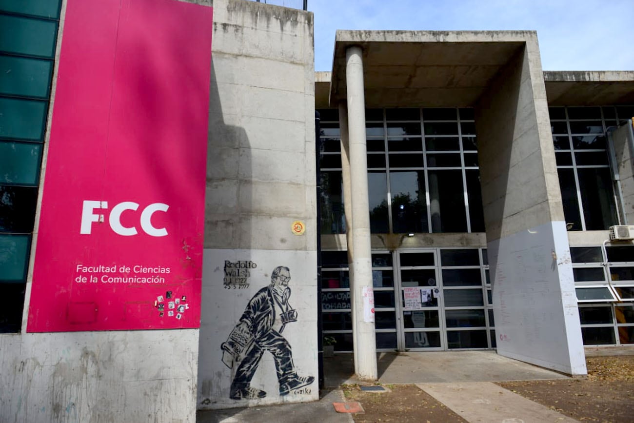 Fachada de la Facultad de Ciencias de la Comunicación. (Nicolás Bravo / La Bravo)