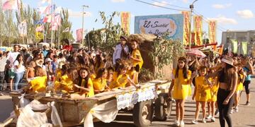 Exposición de carrozas alegóricas de la Fiesta Provincial del Trigo