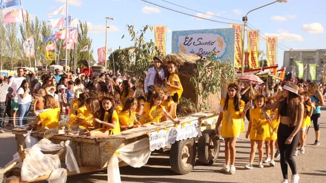 Exposición de carrozas alegóricas de la Fiesta Provincial del Trigo