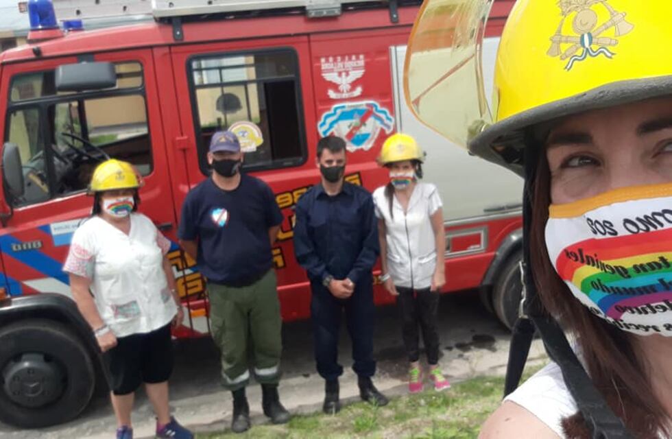 Bomberos Voluntarios de Paraná colaboraron con docentes para homenajear a egresados de 6° grado