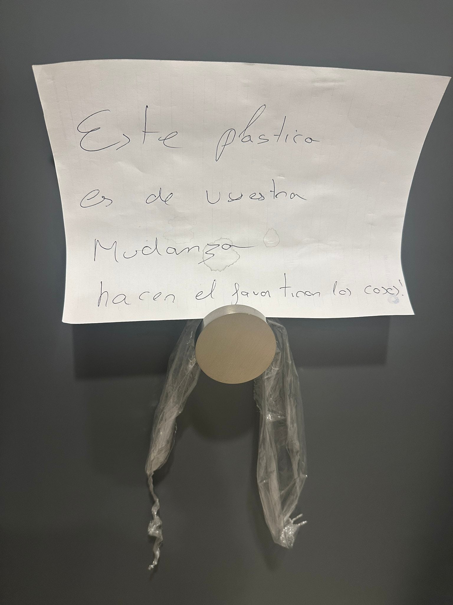 El cartel que encontró la joven argentina en su nuevo departamento de Barcelona.