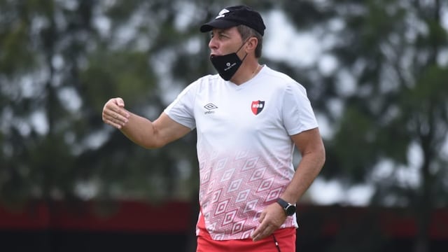 El entrenador aseguró que se siente "muy mal" porque el equipo no funciona como pretende. (@canoboficial)