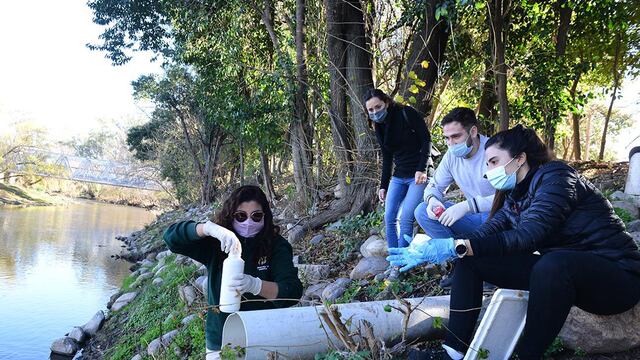 La Municipalidad detectó desechos contaminados en el curso del río, a la altura de Villa Warcalde.
