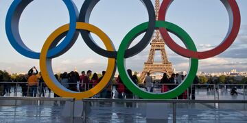 ARCHIVO - Los anillos olímpicos en la plaza de Trocadero tras el anuncio de París como sede de los Juegos Olímpicos de 2024. (AP Foto//Michel Euler)