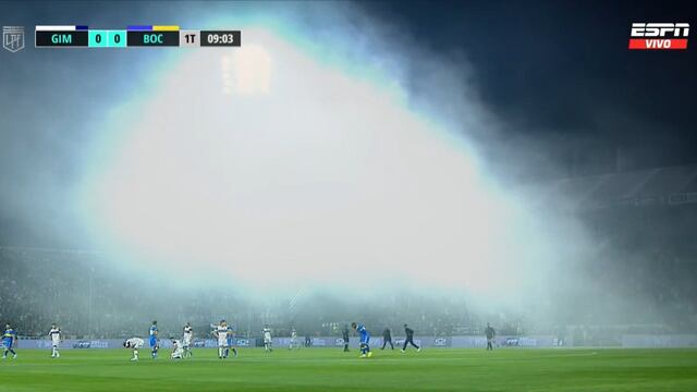 Se detuvo el partido. Hay represión de la Policía a los hinchas de Gimnasia que querían entrar. La capacidad está desbordada y está entrando gas lacrimógeno de la represión. Los jugadores, afectados. / Gentileza.