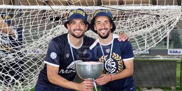 Victorio Ramis (izquierda), ex goleador de Talleres que aportó para el ascenso de Independiente Rivadavia.