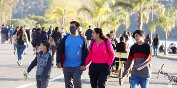 Fotos de turismo. Costanera del lago San Roque. Vacaciones de invierno y turistas en Carlos paz.
Yanina Aguirre/ La Voz