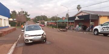 Siniestro vial en Cerro Azul dejó a un motociclista herido.
