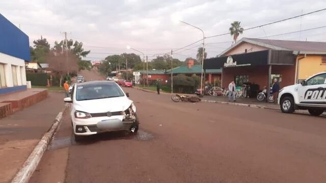Siniestro vial en Cerro Azul dejó a un motociclista herido.