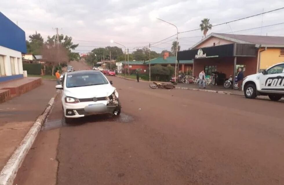 Siniestro vial en Cerro Azul dejó a un motociclista herido