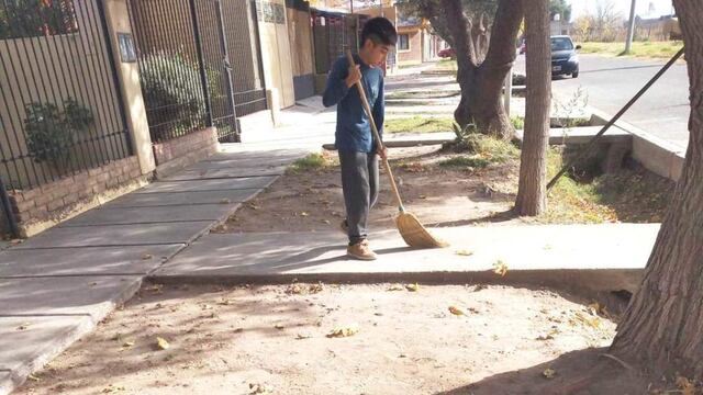 Ulises, consiguió comprar unos botines para jugar al fútbol pero igualmente sigue barriendo veredas.