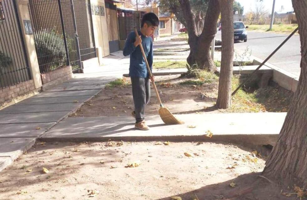 El mundo del deporte conmovido por Ulises, el niño que barre veredas para comprarse un equipo de fútbol
