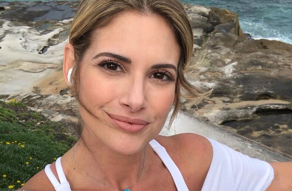 Alessandra Rampolla, en bikini sobre la arena: “Hija del mar y del sol”