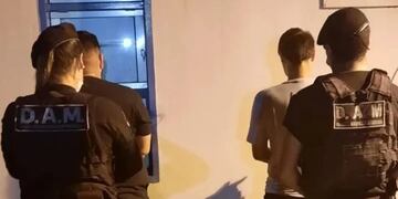 Detienen a dos individuos y secuestran motocicleta robada en Posadas.