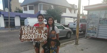 Luego de perder su trabajo en la Pandemia, Antonella y su marido comenzaron a vender tortas fritas y rosquitas en una esquina de Comodoro Rivadavia.