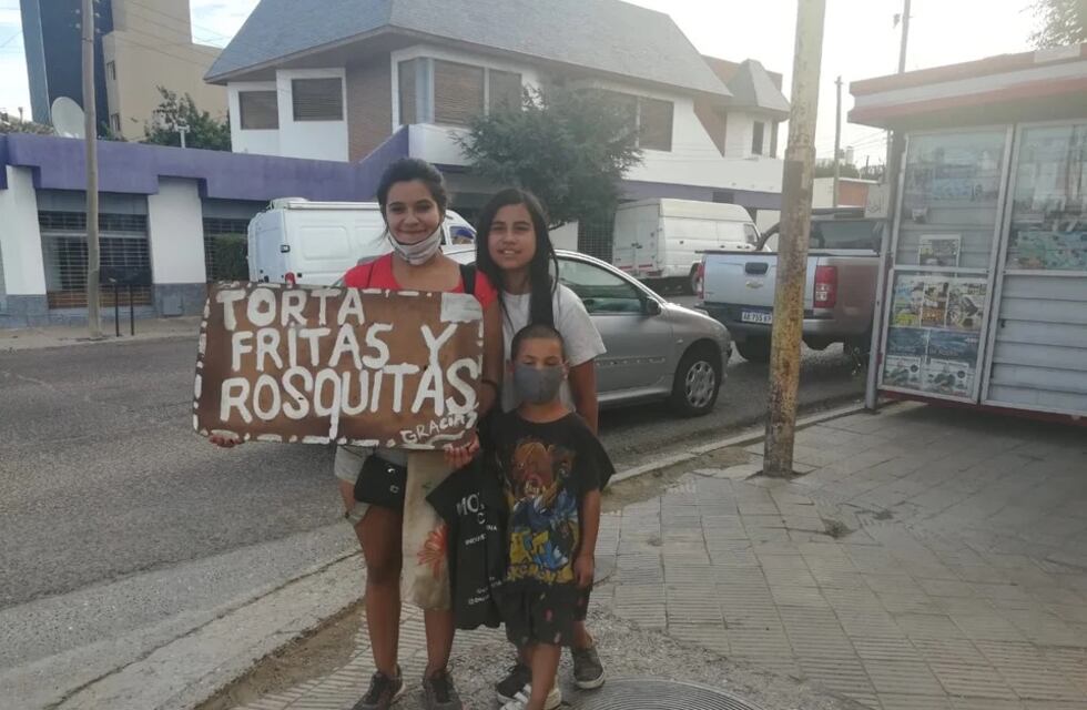 Se quedaron sin trabajo en la pandemia, se reinventaron y comenzaron a vender comida casera en una esquina de Comodoro Rivadavia