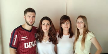 Myrian junto a Elías y sus hijas.