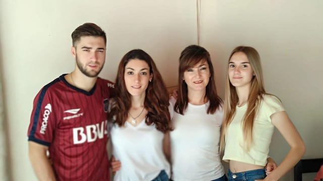 Myrian junto a Elías y sus hijas.
