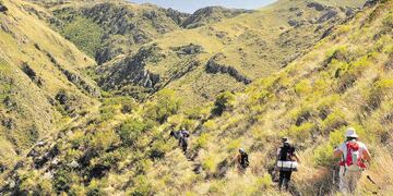 Descenso a la quebrada. Huertas Malas es un maravilloso paisaje natural de Capilla del Monte, ideal para los fanáticos del trekking.