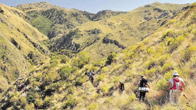 Descenso a la quebrada. Huertas Malas es un maravilloso paisaje natural de Capilla del Monte, ideal para los fanáticos del trekking.