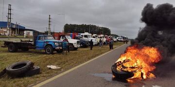 Transportistas protestan sobre la ruta 14.