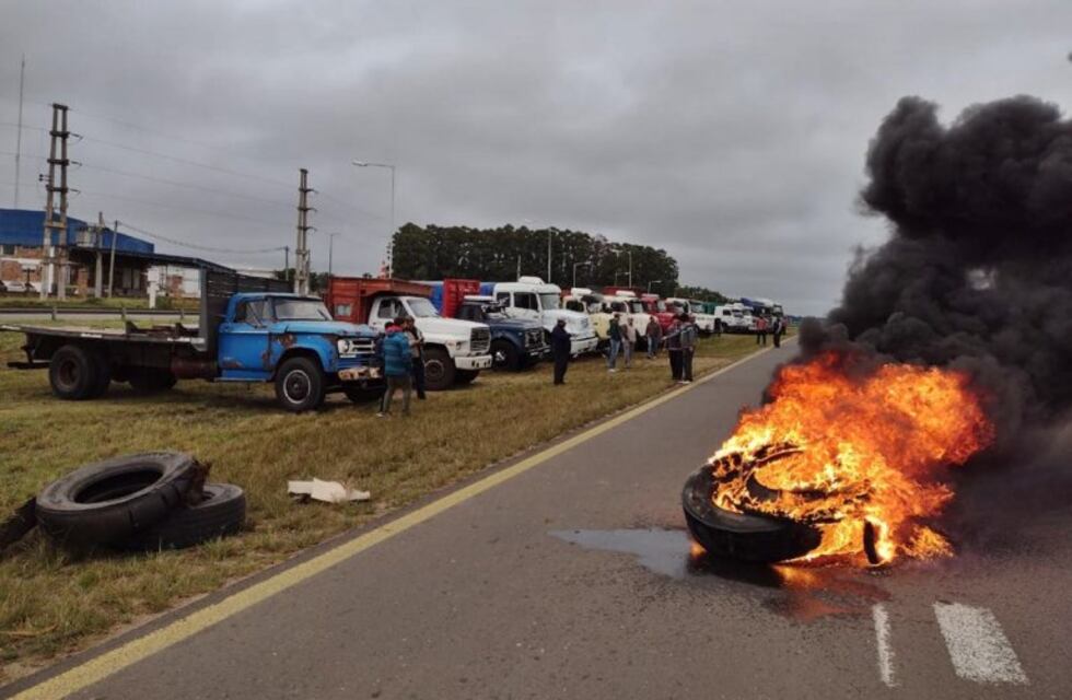 Transportistas a la vera de la Ruta 14 realizan una protesta