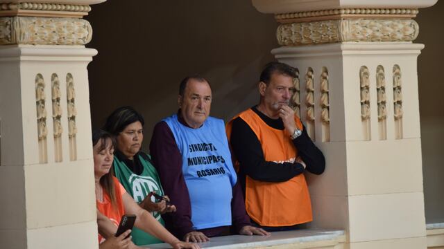 Darío Cocco (naranja) sigue atentamente la sesión en Diputados sobre la Reforma Previsional