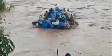 Trabajadores bolivianos arriesgan su vida para cruzar mercadería ilegal en gomones