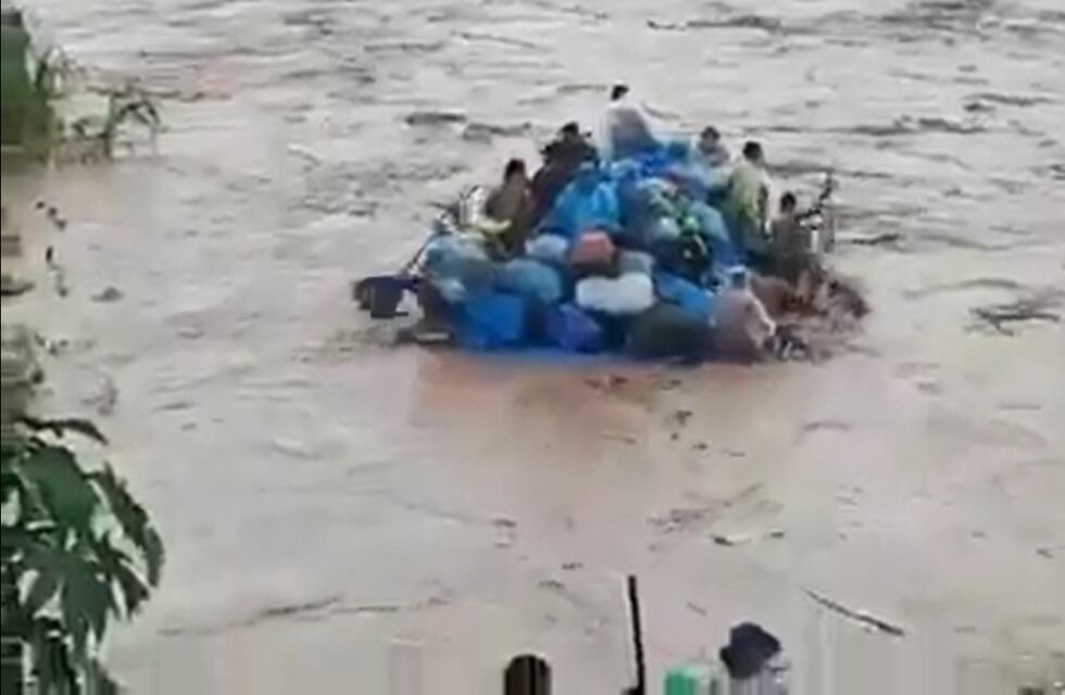 Trabajadores bolivianos arriesgan su vida para cruzar mercadería ilegal en gomones