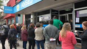 El Gobierno oficializó el bono de $55 mil para las jubilaciones mínimas y el aumento del 100% de la AUH.