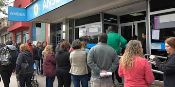 El Gobierno oficializó el bono de $55 mil para las jubilaciones mínimas y el aumento del 100% de la AUH.