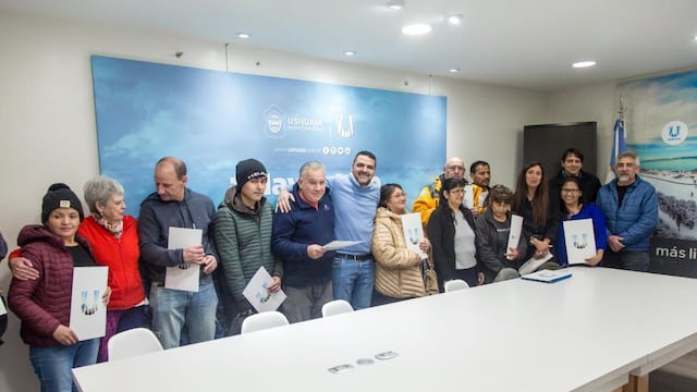 El intendente Walter Vuoto entregó los títulos de propiedad de la tierra a 23 familias de Ushuaia