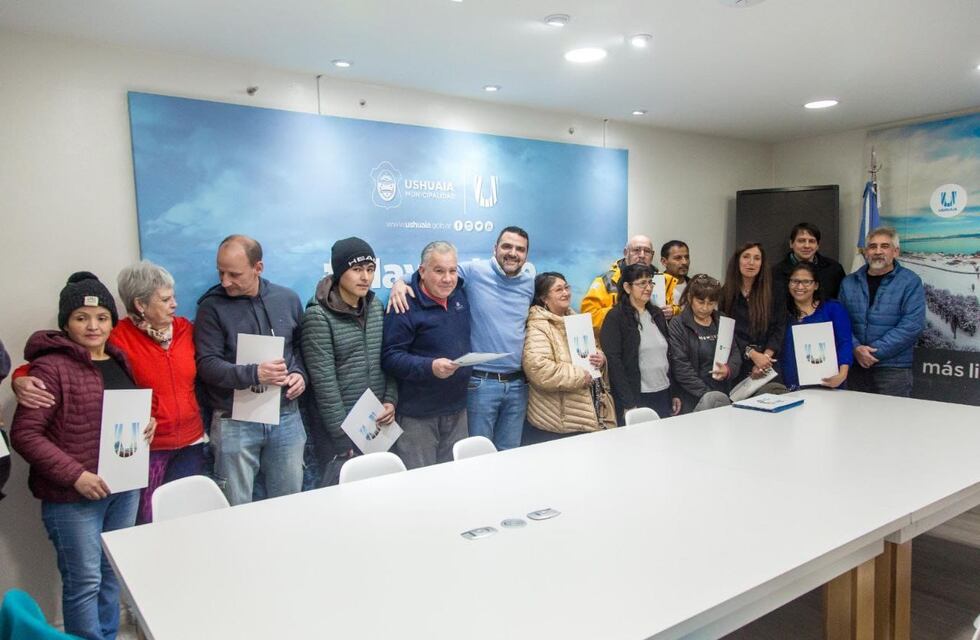 El intendente Vuoto entregó títulos de propiedad a 23 familias de Ushuaia