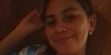 Talia es de contextura delgada, tez morena, mide aproximadamente 1,70 de altura, tiene ojos negros, cabello rojizo y posee un piercing en el lado derecho de la nariz.