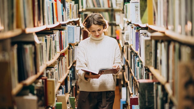 editorial 
leer
Young woman studying at the library