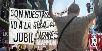 Tras 4 meses sin cortes, los piqueteros se dirigen al Congreso contra el veto de la Ley Jubilatoria.