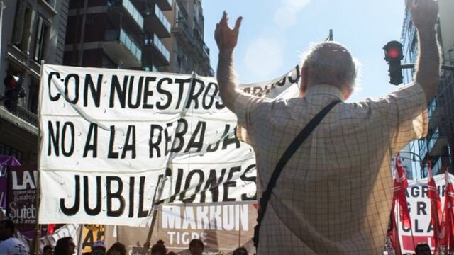 Tras 4 meses sin cortes, los piqueteros se dirigen al Congreso contra el veto de la Ley Jubilatoria.