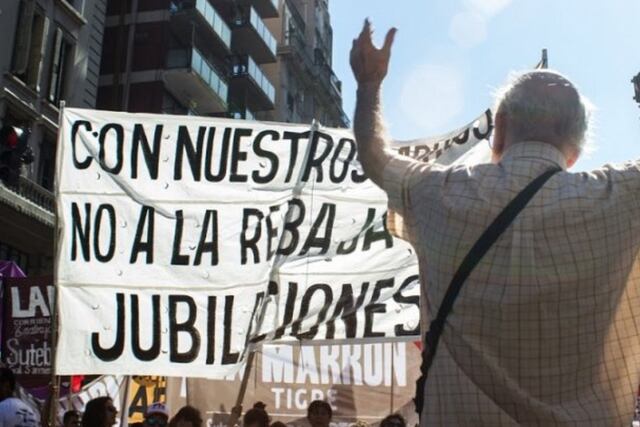 Tras 4 meses sin cortes, los piqueteros se dirigen al Congreso contra el veto de la Ley Jubilatoria.